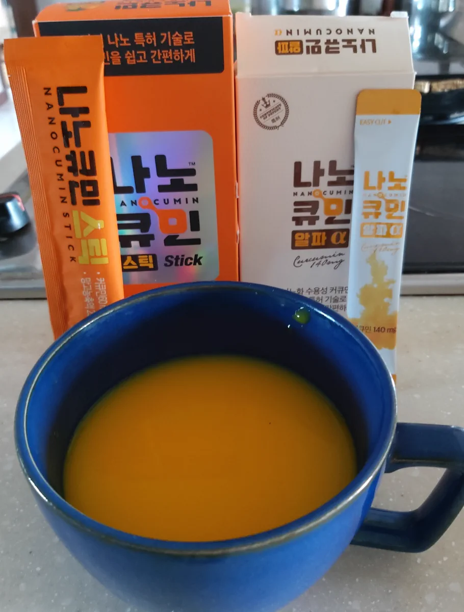 Фотоотзыв: Nanocumin Alpha и Jelly рядом с чашкой напитка